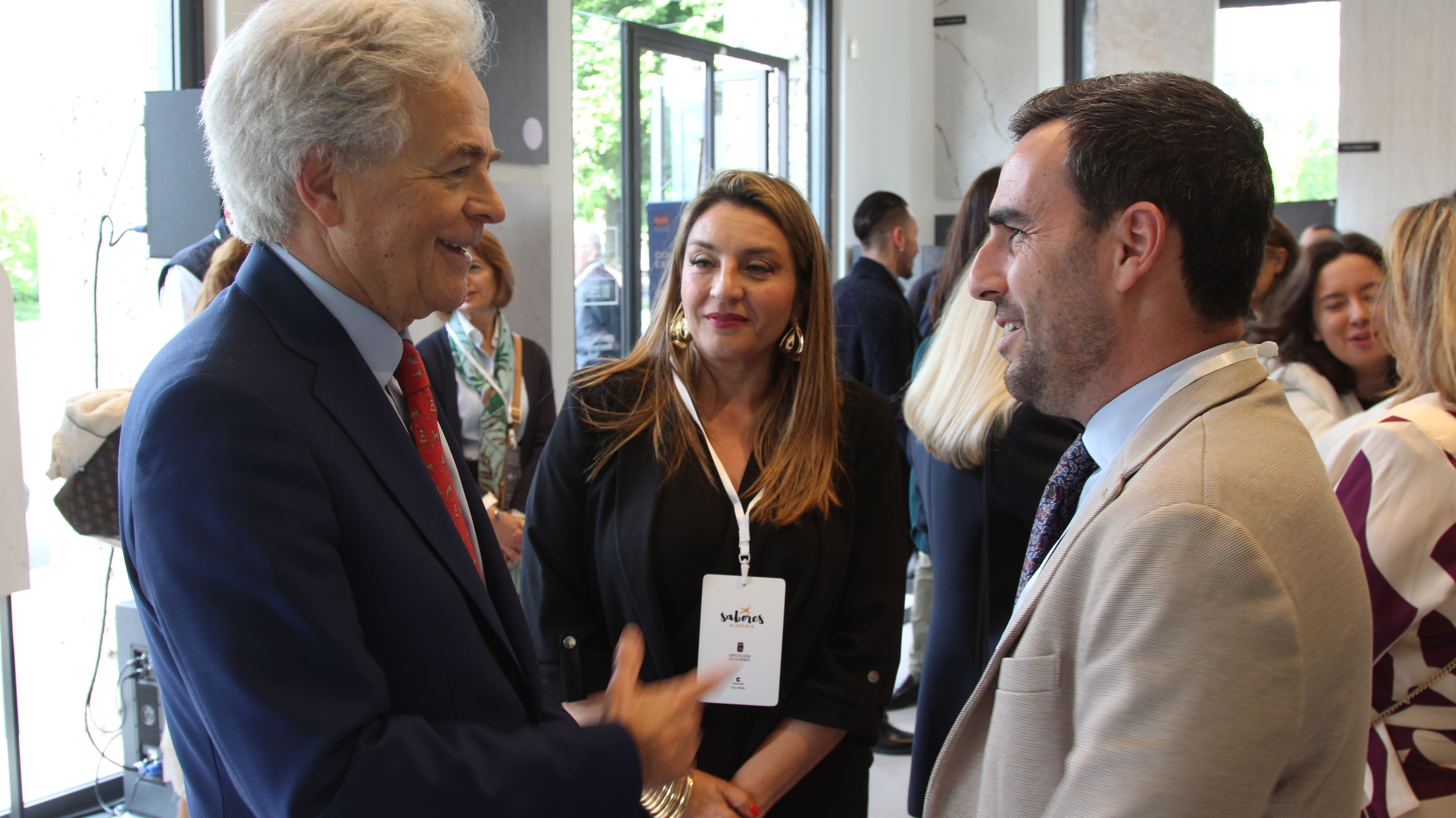 El cónsul de España en Milán Álvaro Trejo con los diputados