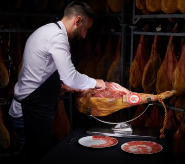 Jamón de la empresa Pedro Castaño siendo cortado 