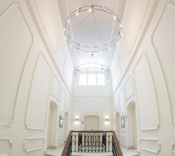 Subida de escaleras hacia las habitaciones en Hotel Catedral Almería
