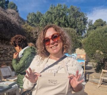 mujer con mandil de verde calas