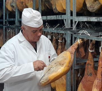 trabajador de jamones artesanos serón
