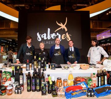 cocineros junto a productos de ALmería