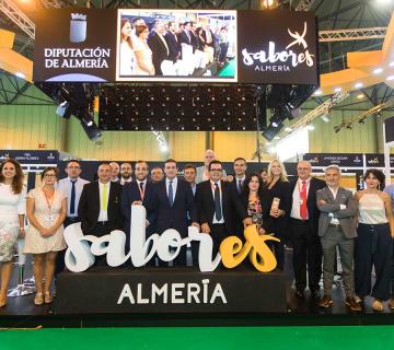 personas posando frente a productos de Sabores Almería
