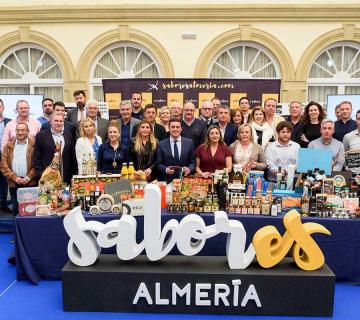grupo de personas tras el logo de Sabores ALmería